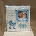 ΑΛΜΠΟΥΜ-ΛΕΥΚΟ/ΓΑΛΑΖΙΟ''BABY''ΜΕ ΚΑΡΟΤΣΑΚΙ ΚΑΙ ΦΩΤΟΓΡΑΦΙΑ 29X32CM