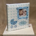 ΑΛΜΠΟΥΜ-ΛΕΥΚΟ/ΓΑΛΑΖΙΟ''BABY''ΜΕ ΚΑΡΟΤΣΑΚΙ ΚΑΙ ΦΩΤΟΓΡΑΦΙΑ 29X32CM - Image 2