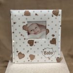 ΑΛΜΠΟΥΜ-ΛΕΥΚΟ''ΒΑΒΥ''ΜΕ ΚΑΦΕ ΚΑΡΔΟΥΛΕΣ ΚΑΙ ΦΩΤΟΓΡΑΦΙΑ 29X32CM