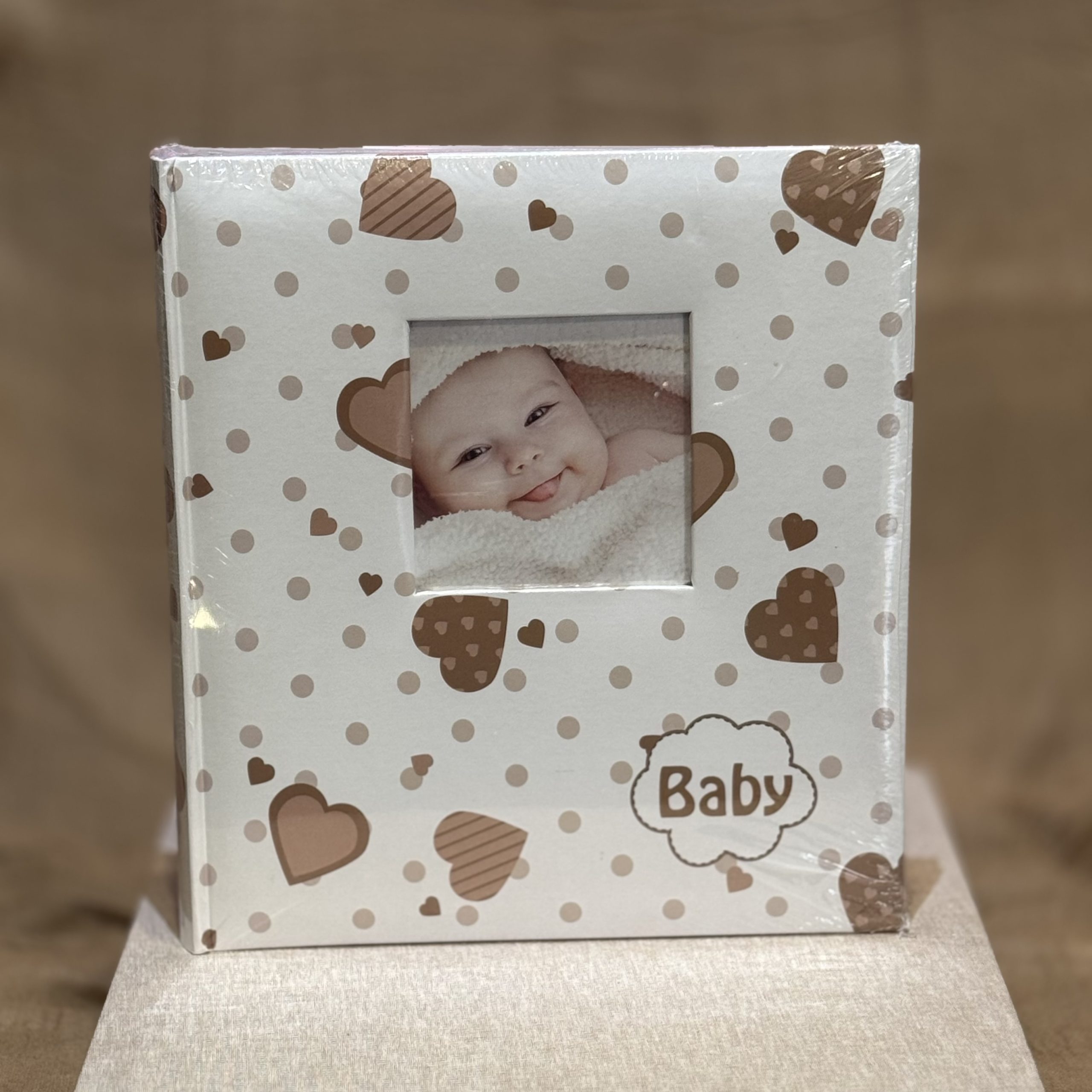 IMG_5618 ΑΛΜΠΟΥΜ-ΛΕΥΚΟ''ΒΑΒΥ''ΜΕ ΚΑΦΕ ΚΑΡΔΟΥΛΕΣ ΚΑΙ ΦΩΤΟΓΡΑΦΙΑ 29X32CM - Image 1