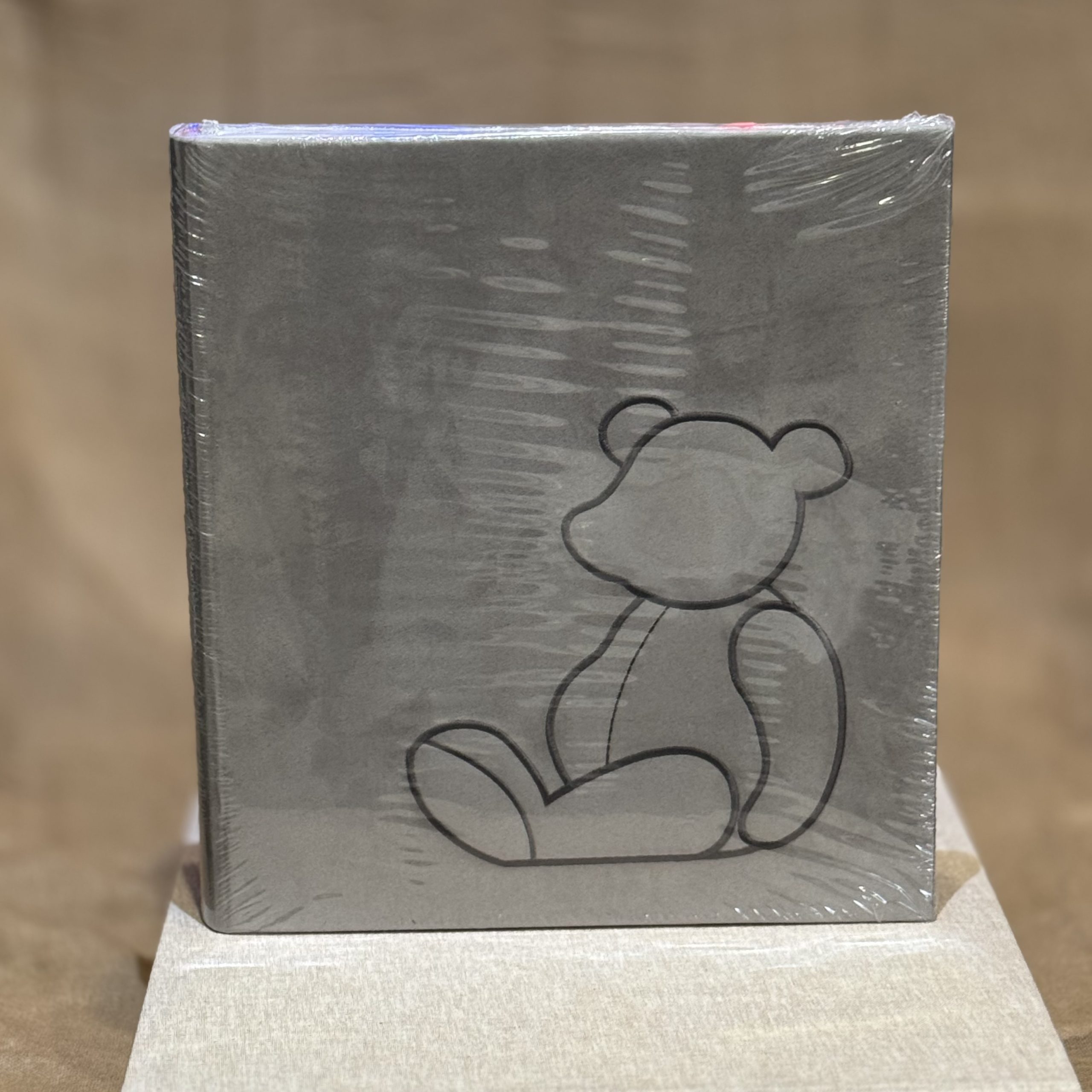 IMG_5592 ΑΛΜΠΟΥΜ-ΓΚΡΙ ΒΕΛΟΥΔΙΝΟ ΜΕ ΑΡΚΟΥΔΑΚΙ - Image 1