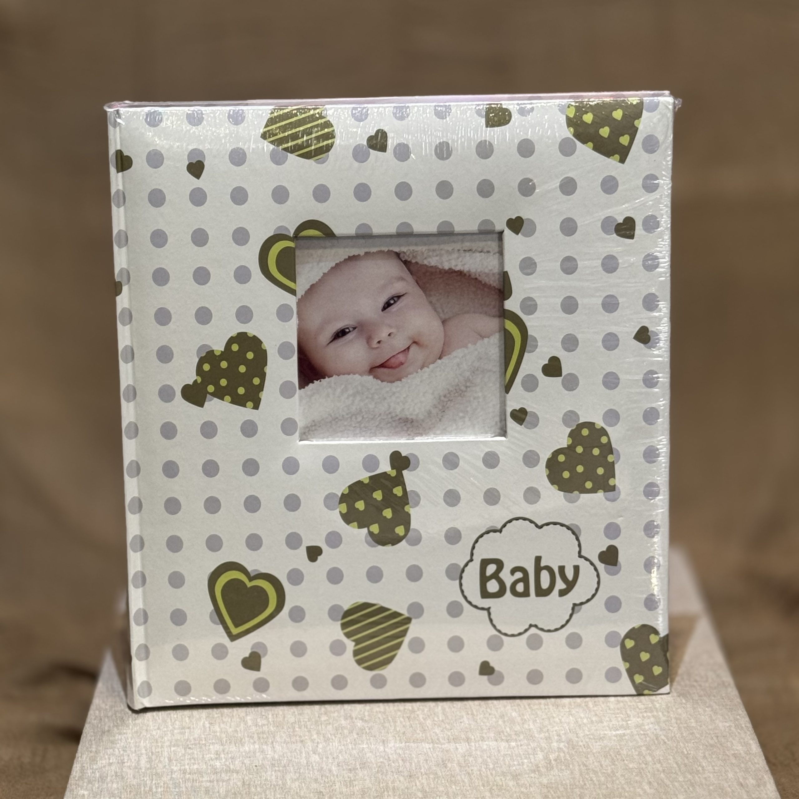 IMG_5600 ΑΛΜΠΟΥΜ-ΛΕΥΚΟ''ΒΑΒΥ''ΜΕ ΠΡΑΣΙΝΕΣ ΚΑΡΔΟΥΛΕΣ ΚΑΙ ΦΩΤΟΓΡΑΦΙΑ 29X32CM - Image 1