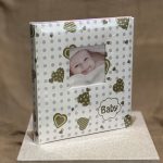 ΑΛΜΠΟΥΜ-ΛΕΥΚΟ''ΒΑΒΥ''ΜΕ ΠΡΑΣΙΝΕΣ ΚΑΡΔΟΥΛΕΣ ΚΑΙ ΦΩΤΟΓΡΑΦΙΑ 29X32CM - Image 3