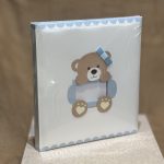 ΑΛΜΠΟΥΜ-ΛΕΥΚΟ/ΓΑΛΑΖΙΟ ΜΕ ΑΡΚΟΥΔΑΚΙ ΚΑΙ ΦΩΤΟΓΡΑΦΙΑ 29X32CM - Image 3