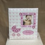 ΑΛΜΠΟΥΜ-ΛΕΥΚΟ/ΡΟΖ''BABY''ΜΕ ΚΑΡΟΤΣΑΚΙ ΚΑΙ ΦΩΤΟΓΡΑΦΙΑ 29X32CM