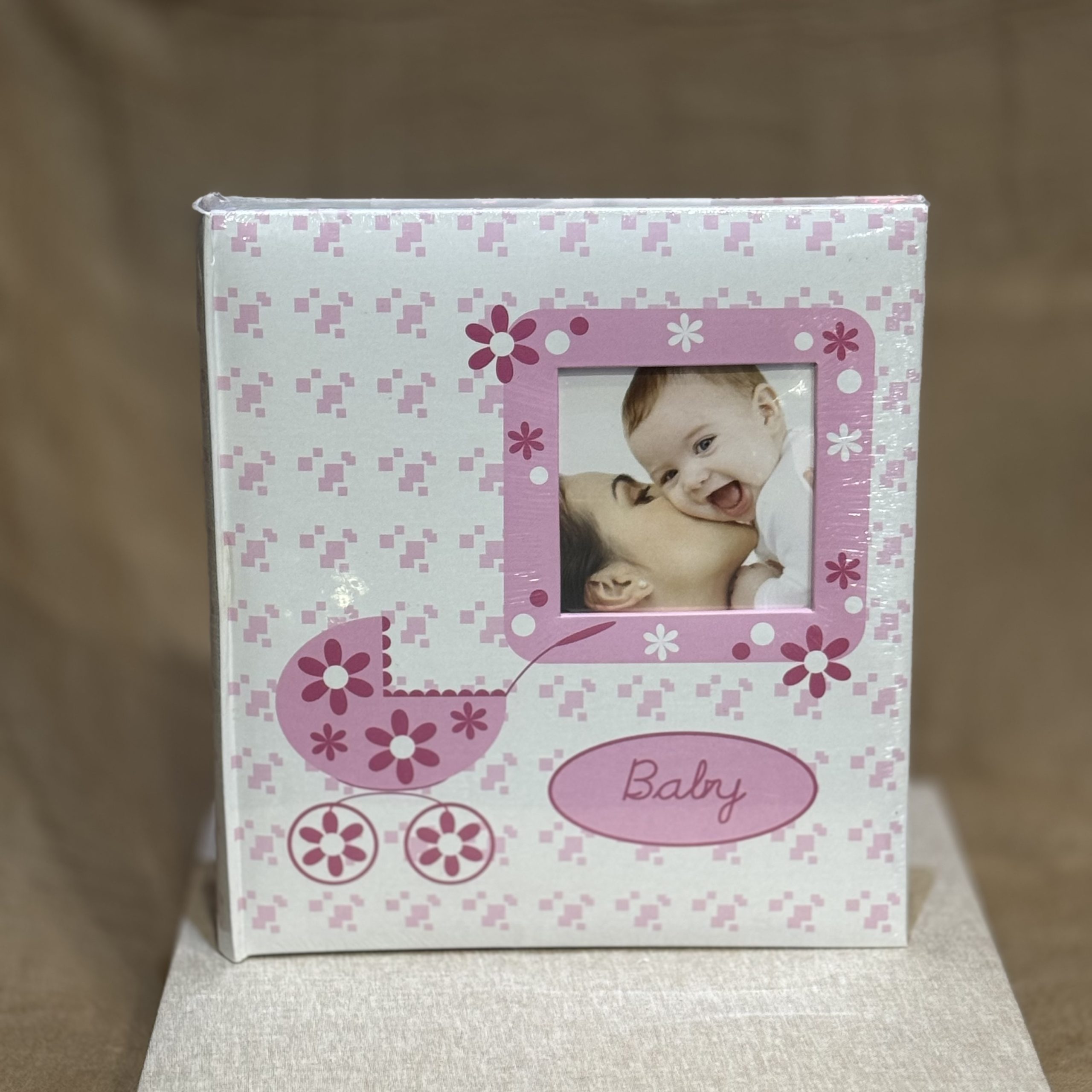 IMG_5741 ΑΛΜΠΟΥΜ-ΛΕΥΚΟ/ΡΟΖ''BABY''ΜΕ ΚΑΡΟΤΣΑΚΙ ΚΑΙ ΦΩΤΟΓΡΑΦΙΑ 29X32CM - Image 1