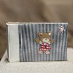 ΑΛΜΠΟΥΜ-ΜΙΝΙ ΑΣΠΡΟΜΑΥΡΟ ΜΕ ΑΡΚΟΥΔΑΚΙ ΡΙΖΟΧΑΡΤΟ