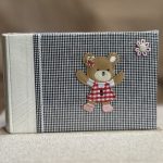 ΑΛΜΠΟΥΜ-ΜΙΝΙ ΑΣΠΡΟΜΑΥΡΟ ΜΕ ΑΡΚΟΥΔΑΚΙ ΡΙΖΟΧΑΡΤΟ - Image 3