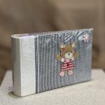 ΑΛΜΠΟΥΜ-ΜΙΝΙ ΑΣΠΡΟΜΑΥΡΟ ΜΕ ΑΡΚΟΥΔΑΚΙ ΡΙΖΟΧΑΡΤΟ - Image 4