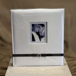 ΑΛΜΠΟΥΜ-ΛΕΥΚΟ ΜΕ ΜΑΥΡΗ ΚΟΡΔΕΛΑ ΡΙΖΟΧΑΡΤΟ